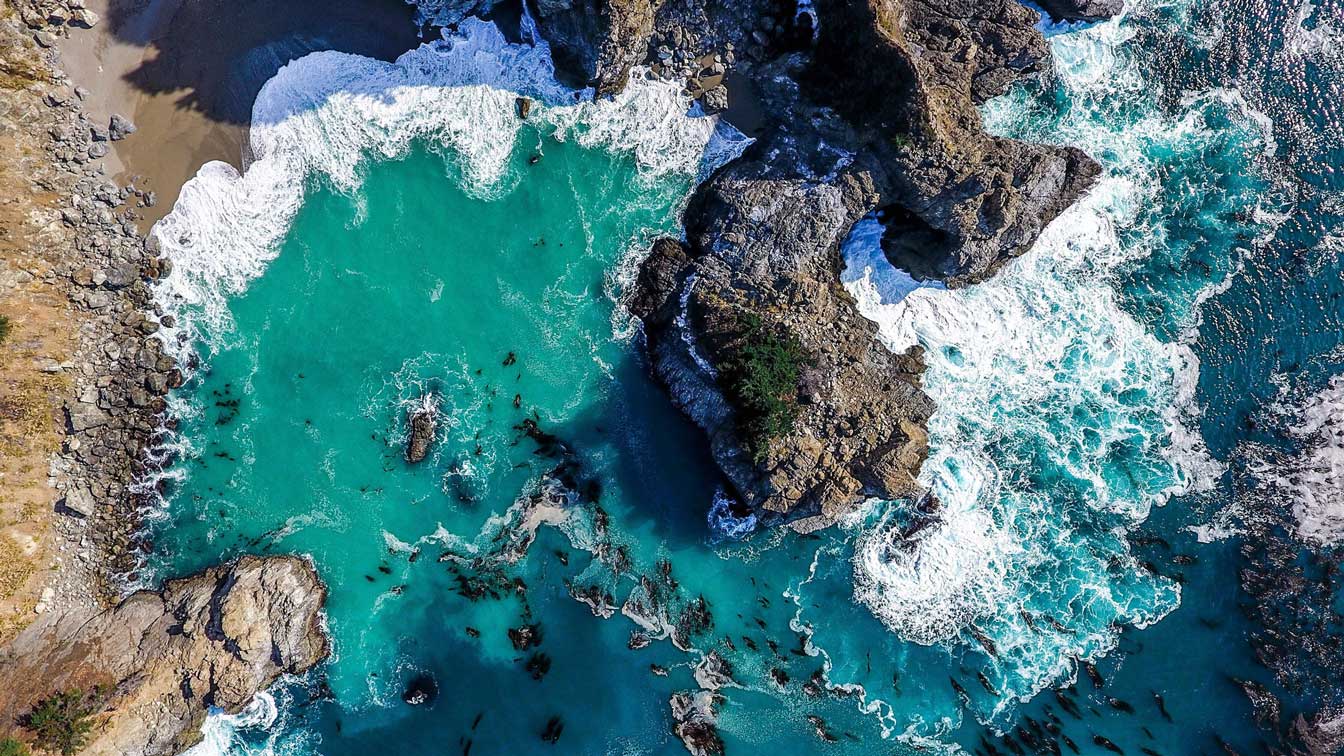 海辺の上空から見た風景